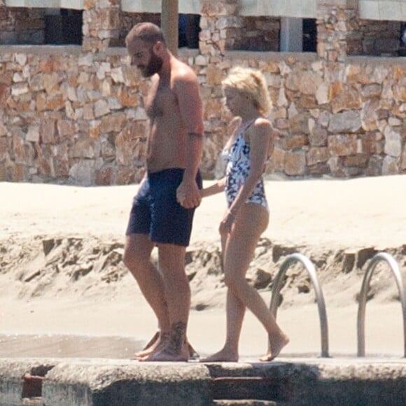 Exclusif - Kylie Minogue et son compagnon Joshua Sasse en vacances sur l'île de Sifnos en Grèce le 23 juin 2016. Le couple serait sur le point de marier très prochainement en Italie.