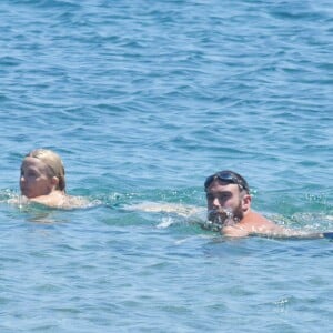 Exclusif - Kylie Minogue et son compagnon Joshua Sasse en vacances sur l'île de Sifnos en Grèce le 23 juin 2016. Le couple serait sur le point de marier très prochainement en Italie.