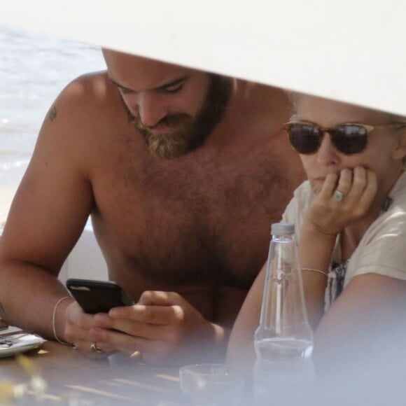 Exclusif - Kylie Minogue et son compagnon Joshua Sasse en vacances sur l'île de Sifnos en Grèce le 23 juin 2016. Le couple serait sur le point de marier très prochainement en Italie.