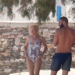 Exclusif - Kylie Minogue et son compagnon Joshua Sasse en vacances sur l'île de Sifnos en Grèce le 23 juin 2016. Le couple serait sur le point de marier très prochainement en Italie.