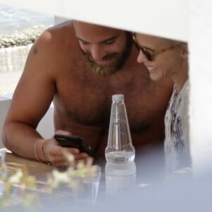 Exclusif - Kylie Minogue et son compagnon Joshua Sasse en vacances sur l'île de Sifnos en Grèce le 23 juin 2016. Le couple serait sur le point de marier très prochainement en Italie.