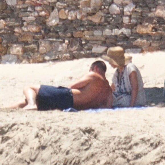 Exclusif - Kylie Minogue et son compagnon Joshua Sasse en vacances sur l'île de Sifnos en Grèce le 23 juin 2016. Le couple serait sur le point de marier très prochainement en Italie.