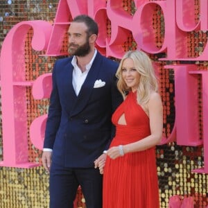 Kylie Minogue et son compagnon Joshua Sasse lors de la première mondiale du film "Absolutely Fabulous: The Movie" à Londres, le 29 juin 2016. © Ferdaus Shamim via ZUMA Wire/ Bestimage