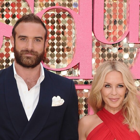 Kylie Minogue et son compagnon Joshua Sasse lors de la première mondiale du film "Absolutely Fabulous: The Movie" à Londres, le 29 juin 2016. Absolutely Fabulous World Premiere in London, UK on June 29, 2016.29/06/2016 - Londres