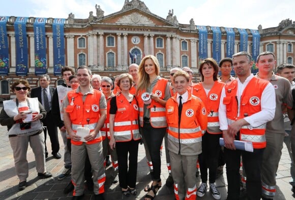 Adriana Karembeu lance les Journées Nationales de la Croix-Rouge française à Toulouse, le 28 mai 2016. Après avoir inauguré les nouveaux bureaux de la croix-Rouge, elle a déambulé dans la ville avec les bénévoles afin de récolter des fonds pour finir son action sur la célèbre place du Capitole. © Patrick Bernard/Bestimage