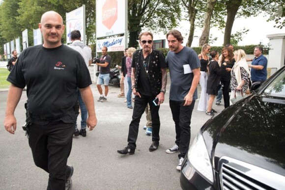Exclusif : Exclusif - Johnny Hallyday arrive pour son concert au Big Festival à Biarritz avec son manager Sébastien Farran. Le 17 juillet 2015