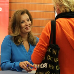 Valérie Trierweiler dédicace son livre "Merci pour ce moment" à la librairie Richer à Angers, sa ville natale, le 10 octobre 2014.