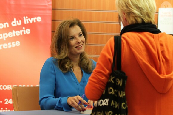 Valérie Trierweiler dédicace son livre "Merci pour ce moment" à la librairie Richer à Angers, sa ville natale, le 10 octobre 2014.