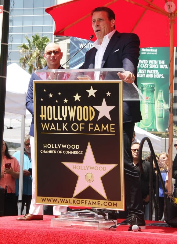 Pitbull (Armando Christian Perez), Tony Robbins - Pitbull (Armando Christian Perez) inaugure son étoile sur le Walk Of Fame à Hollywood. Los Angeles, le 15 juillet 2016.