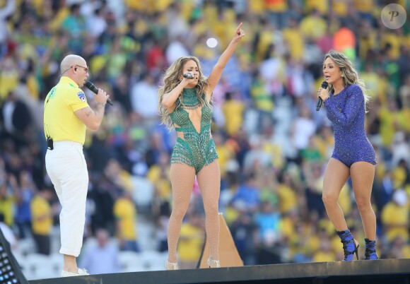 Pitbull, Jennifer Lopez et Claudia Leitte lors de la cérémonie d'ouverture de la coupe du monde de football de la FIFA 2014 à São Paulo, le 12 juin 2014.