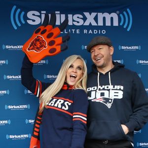 Jenny McCarthy et son mari Donnie Wahlberg posent lors d'un événement de la station radio SiriusXM à Chicago pour la Draft NFL 2016. © Jerry Lai-USA TODAY Sports