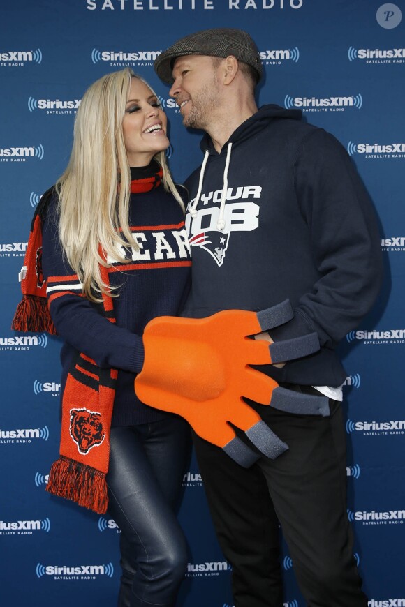 Jenny McCarthy et son mari Donnie Wahlberg posent lors d'un événement de la station radio SiriusXM à Chicago pour la Draft NFL 2016. © Jerry Lai-USA TODAY Sports