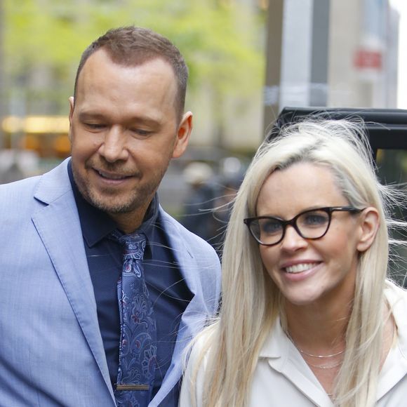 Jenny McCarthy et son mari Donnie Wahlberg quittent la radio SiriusXM à New York le 4 mai 2016.