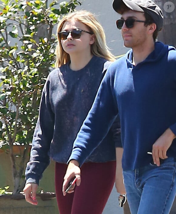 Exclusif - Chloë Grace Moretz et son compagnon Brooklyn Beckham se promènent avec un ami dans les rues de Los Angeles, le 2 juillet 2016