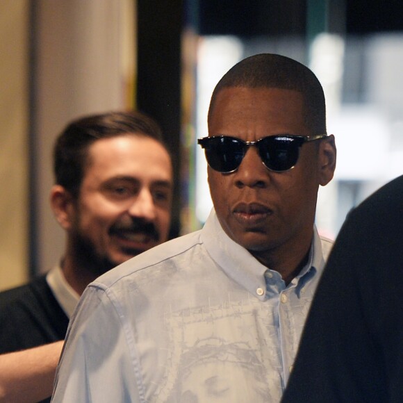 Jay Z quitte le magasin Roberto Cavalli à Milan, le 18 juillet 2016.