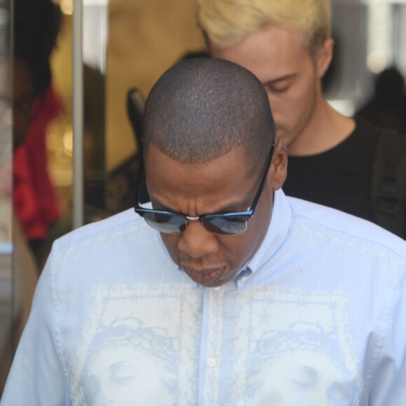 Jay Z quitte le magasin Roberto Cavalli à Milan, le 18 juillet 2016.