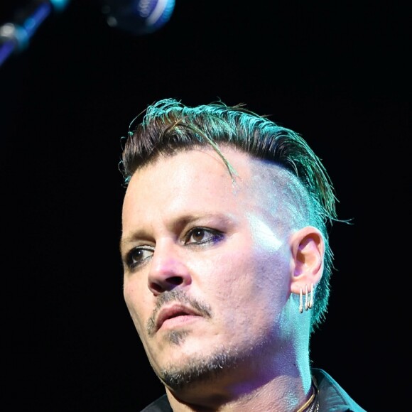 Johnny Depp en concert avec Alice Cooper avec son groupe The Hollywood Vampires Coney Island, le 10 juillet 2016.