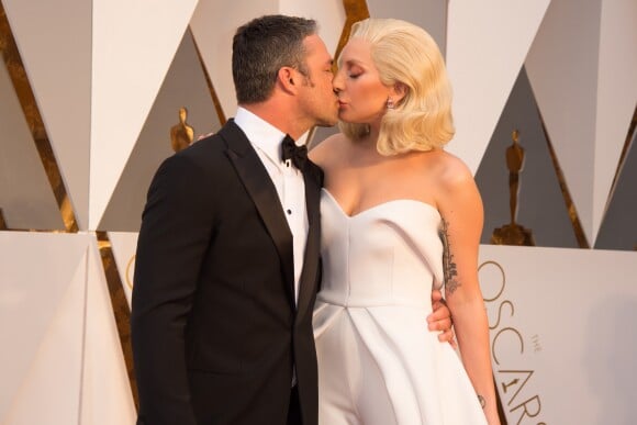 Lady Gaga et son compagnon Taylor Kinney - Arrivées à la 88ème cérémonie des Oscars à Hollywood, le 28 février 2016.