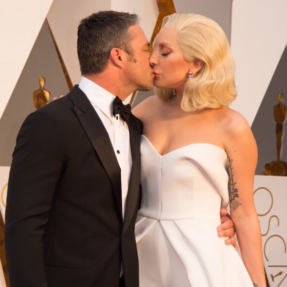 Lady Gaga et son compagnon Taylor Kinney - Arrivées à la 88ème cérémonie des Oscars à Hollywood, le 28 février 2016.