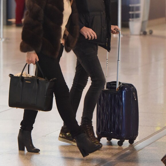 Liz Hurley et son fils Damian à l'aéroport de Marbella, le 18 février 2016.