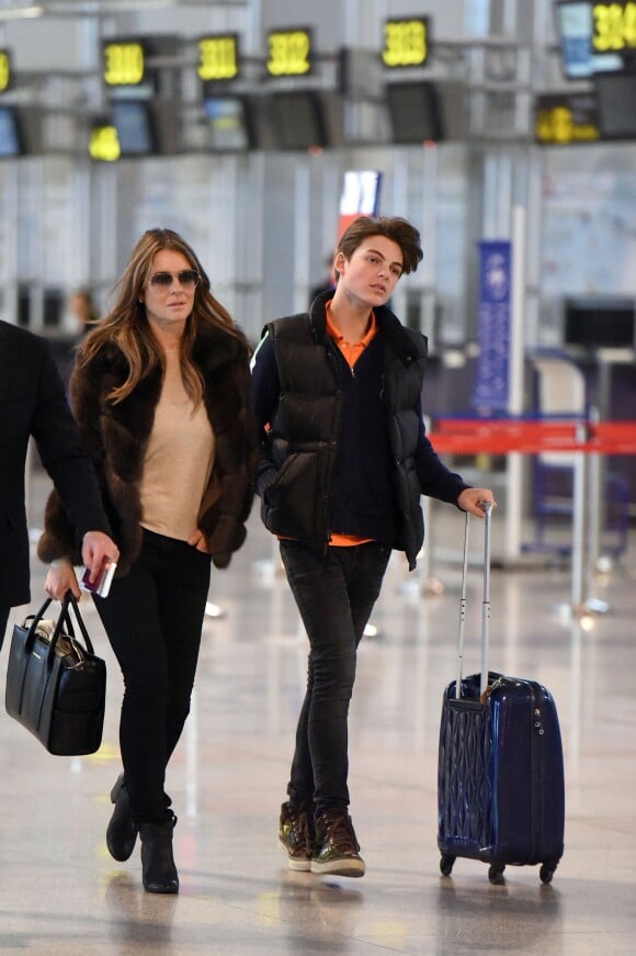 Liz Hurley et son fils Damian à l'aéroport de Marbella, le 18 février 2016.