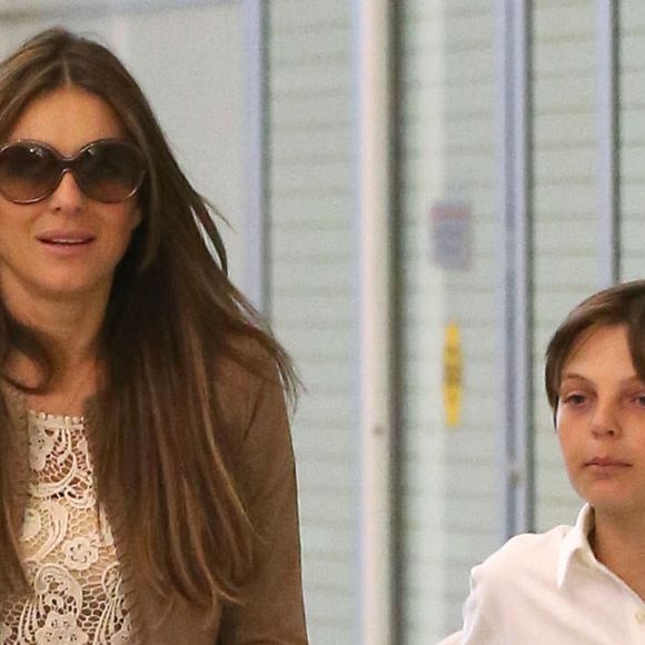 Elizabeth Hurley et son fils Damian arrivent a l'aeroport de Las Vegas, le 4 juillet 2013.