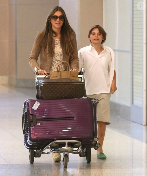 Elizabeth Hurley et son fils Damian arrivent a l'aeroport de Las Vegas, le 4 juillet 2013.