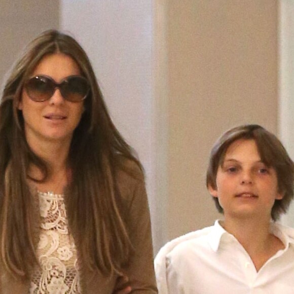 Elizabeth Hurley et son fils Damian arrivent a l'aeroport de Las Vegas, le 4 juillet 2013.