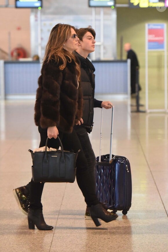 Liz Hurley et son fils Damian Charles à l'aéroport de Marbella, le 18 février 2016.