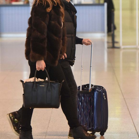 Liz Hurley et son fils Damian Charles à l'aéroport de Marbella, le 18 février 2016.