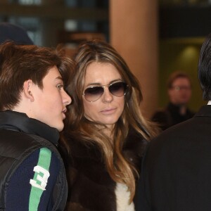 Liz Hurley et son fils Damian à l'aéroport de Marbella, le 18 février 2016.