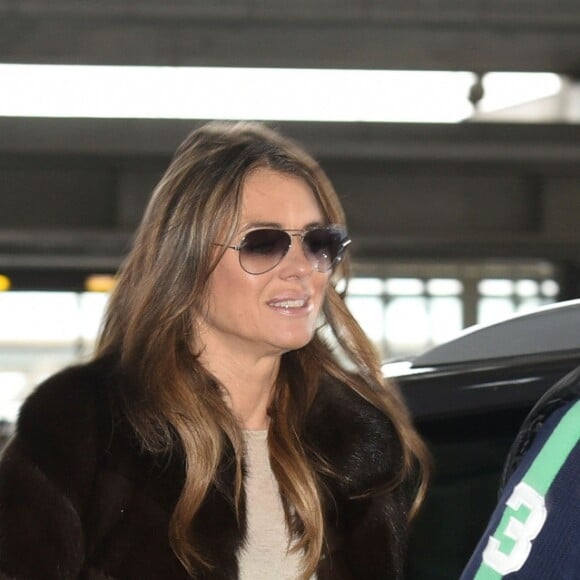 Liz Hurley et son fils Damian à l'aéroport de Marbella, le 18 février 2016.