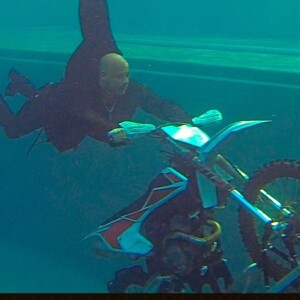 Vin Diesel fait de la moto sous l'eau et sur l'eau