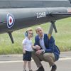 Le prince George de Cambridge au Royal International Air Tattoo à Fairford avec ses parents William et Catherine, le 8 juillet 2016, deux semaines avant son 3e anniversaire.
