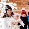 Le prince George et la princesse Charlotte de Cambridge lors de leurs premières vacances à la neige avec leurs parents Kate Middleton et le prince William le 7 mars 2016