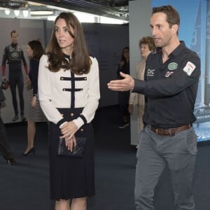 Kate Middleton, duchesse de Cambridge, avec Ben Ainslie lors de sa rencontre avec l'équipe du Land Rover BAR (Ben Ainslie Racing) lors de sa visite à l'association 1851 Trust dont elle est la marraine à Portsmouth, le 20 mai 2016.