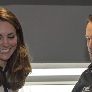 Kate Middleton, duchesse de Cambridge, avec Ben Ainslie lors de sa rencontre avec l'équipe du Land Rover BAR (Ben Ainslie Racing) lors de sa visite à l'association 1851 Trust dont elle est la marraine à Portsmouth, le 20 mai 2016.
