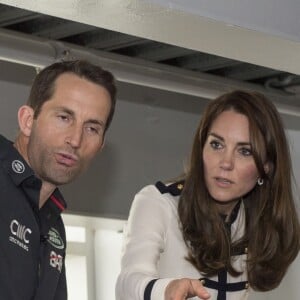 Kate Middleton, duchesse de Cambridge, avec Ben Ainslie lors de sa rencontre avec l'équipe du Land Rover BAR (Ben Ainslie Racing) lors de sa visite à l'association 1851 Trust dont elle est la marraine à Portsmouth, le 20 mai 2016.