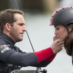 Kate Middleton, duchesse de Cambridge, avec Ben Ainslie lors de sa rencontre avec l'équipe du Land Rover BAR (Ben Ainslie Racing) lors de sa visite à l'association 1851 Trust dont elle est la marraine à Portsmouth, le 20 mai 2016.