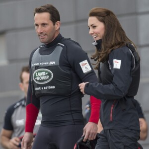 Kate Middleton, duchesse de Cambridge, avec Ben Ainslie lors de sa rencontre avec l'équipe du Land Rover BAR (Ben Ainslie Racing) lors de sa visite à l'association 1851 Trust dont elle est la marraine à Portsmouth, le 20 mai 2016.