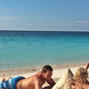 Gisele et Tom Brady entourés de leurs enfants Vivian et Benjamin sur une plage paradisiaque