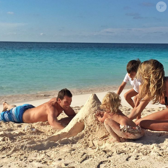 Gisele et Tom Brady entourés de leurs enfants Vivian et Benjamin sur une plage paradisiaque