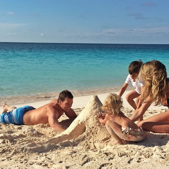 Gisele et Tom Brady entourés de leurs enfants Vivian et Benjamin sur une plage paradisiaque