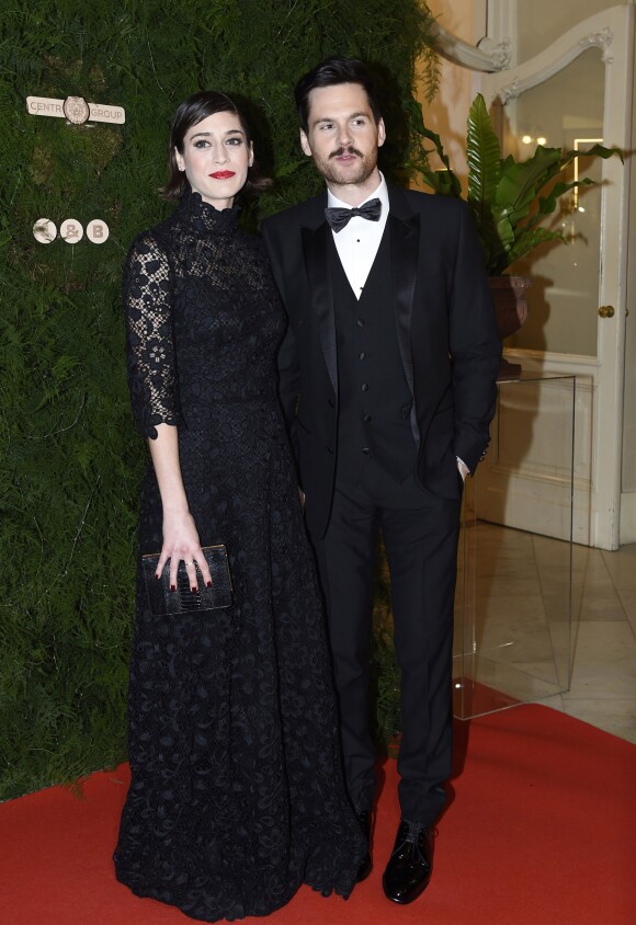 Lizzy Caplan et son compagnon Tom Riley à l'Opera Ball de Prague le 6 février 2016.