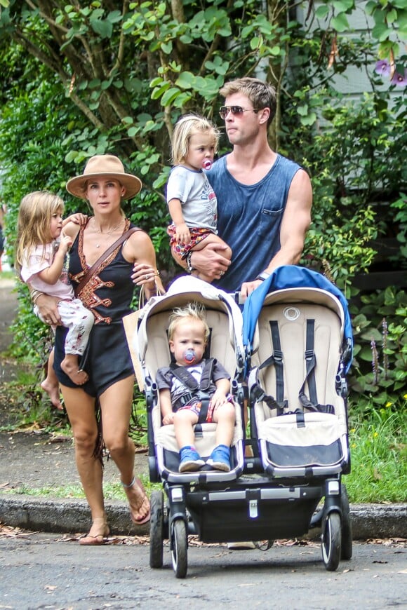 Exclusif - Chris Hemsworth avec sa femme Elsa Pataky et leurs enfants Sasha, Tristan et India Rose à Byron Bay, le 27 décembre 2015