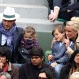 Elodie Gossuin avec son mari Bertrand Lacherie et leurs enfants Rose et Jules dans les tribunes des internationaux de France de Roland Garros à Paris le 4 juin 2016. © Moreau - Jacovides / Bestimage