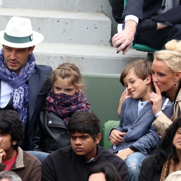 Elodie Gossuin avec son mari Bertrand Lacherie et leurs enfants Rose et Jules dans les tribunes des internationaux de France de Roland Garros à Paris le 4 juin 2016. © Moreau - Jacovides / Bestimage