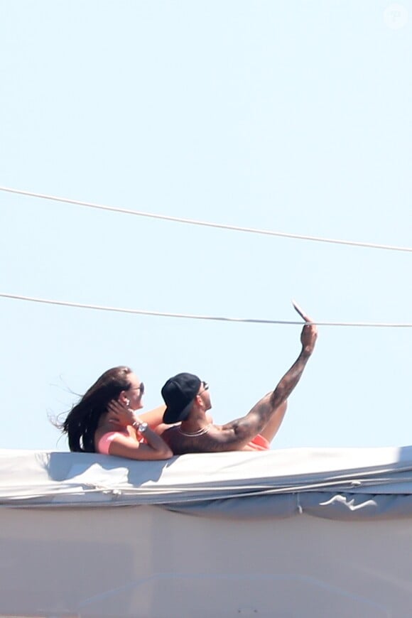 Semi-Exclusif - Lewis Hamilton en compagnie d'une mystérieuse jeune femme à bord d'un bateau à Saint-Tropez, le 20 juillet 2016.