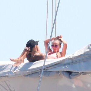 Semi-Exclusif - Lewis Hamilton en compagnie d'une mystérieuse jeune femme à bord d'un bateau à Saint-Tropez, le 20 juillet 2016.