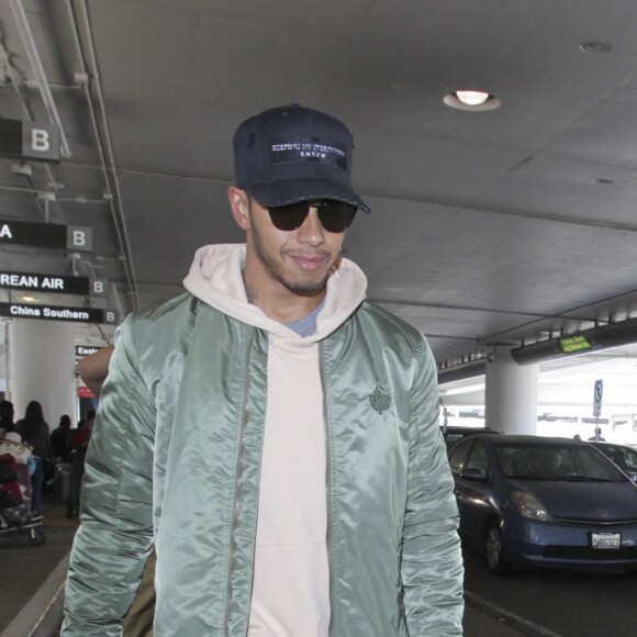 Le pilote de F1 Lewis Hamilton arrive à l'aéroport Lax de Los Angeles le 27 juin 2016.